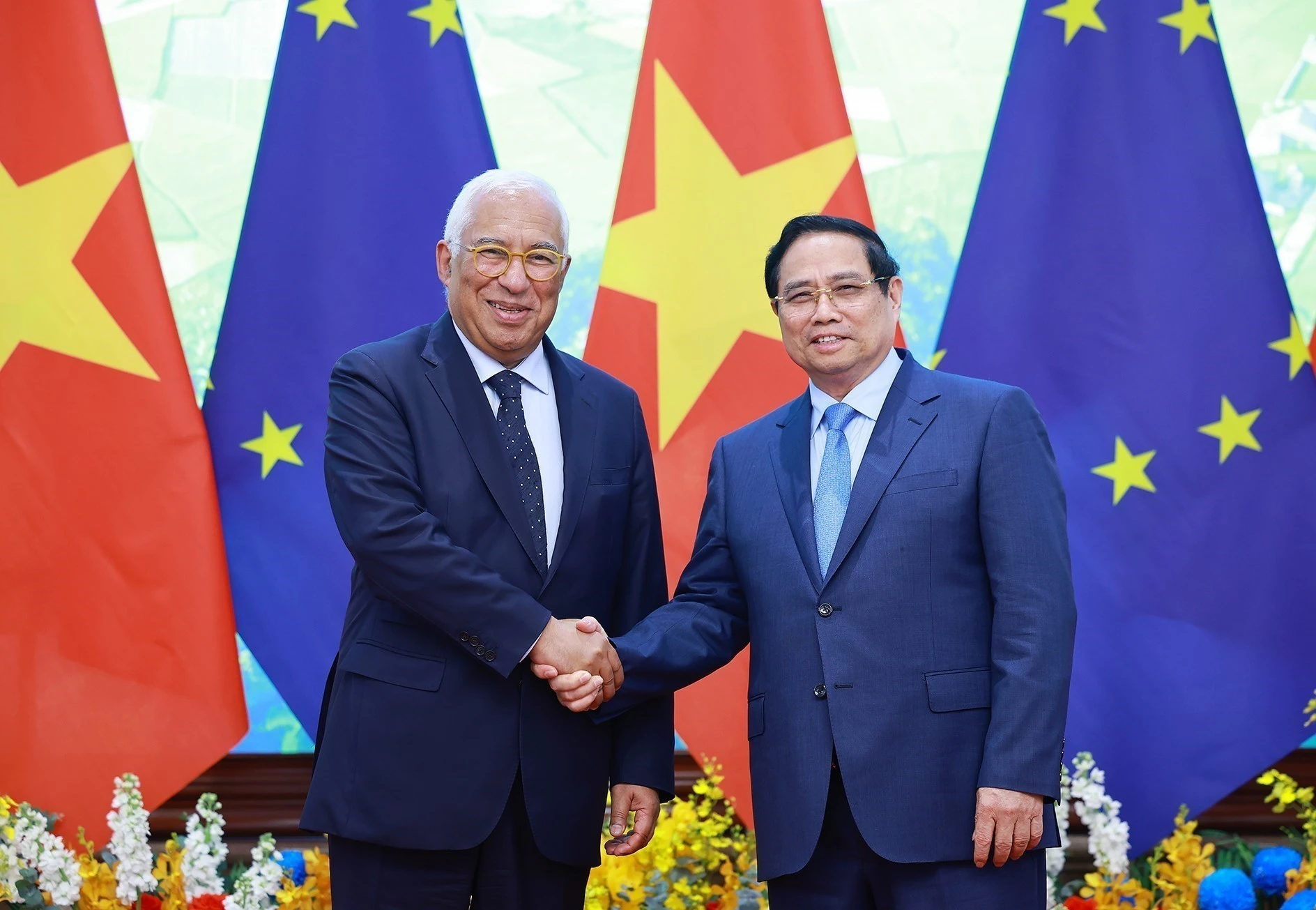 Prime Minister Pham Minh Chinh (R) meets with President of the European Council (EC) António Costa in Hanoi on January 29. (Photo: VNA)