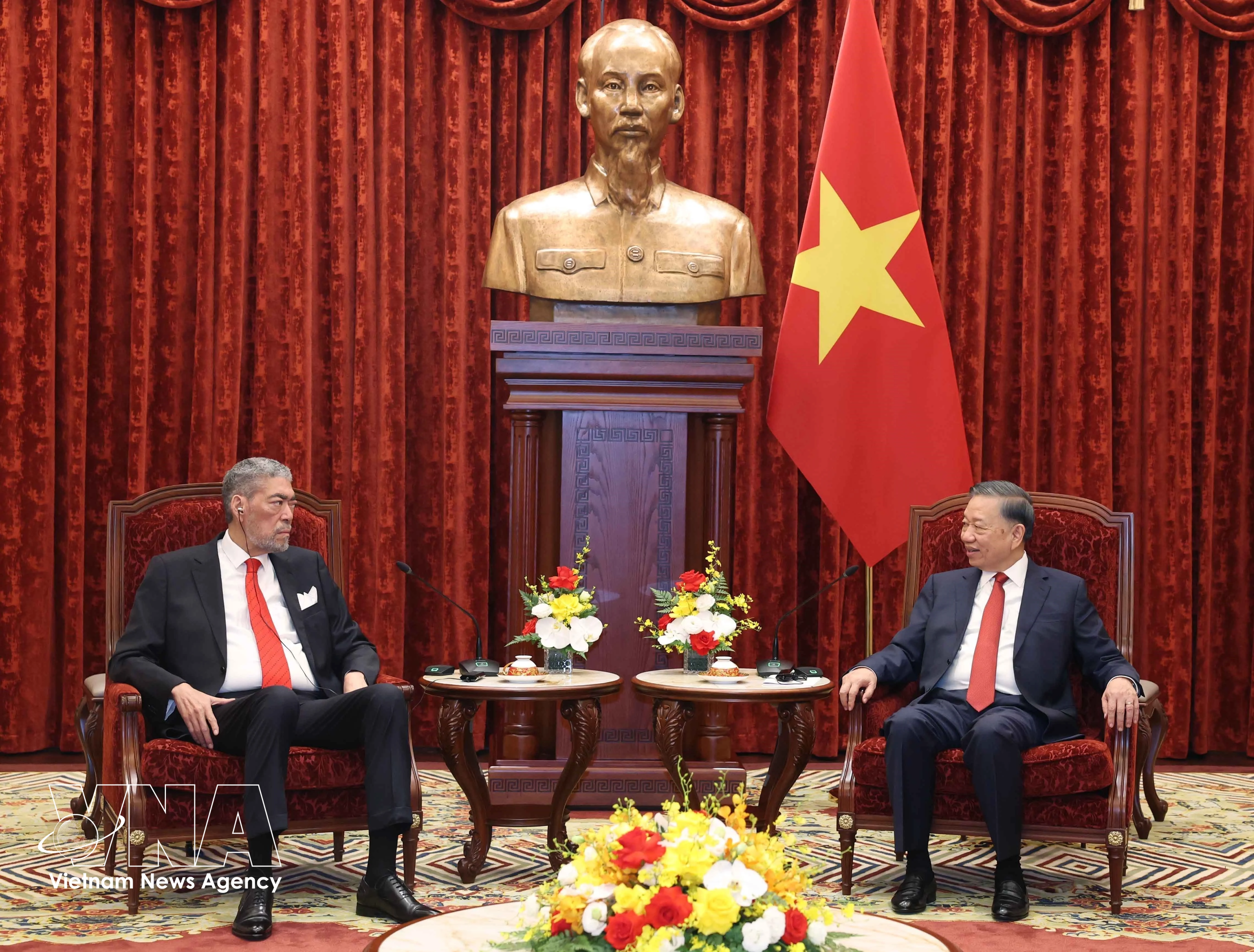 General Secretary of the Communist Party of Vietnam (CPV) Central Committee and President To Lam (right) and Miguel Mejia, Secretary General of the United Left Movement (MIU) Party of the Dominican Republic at their meeting in Hanoi on October 26 (Photo: VNA)