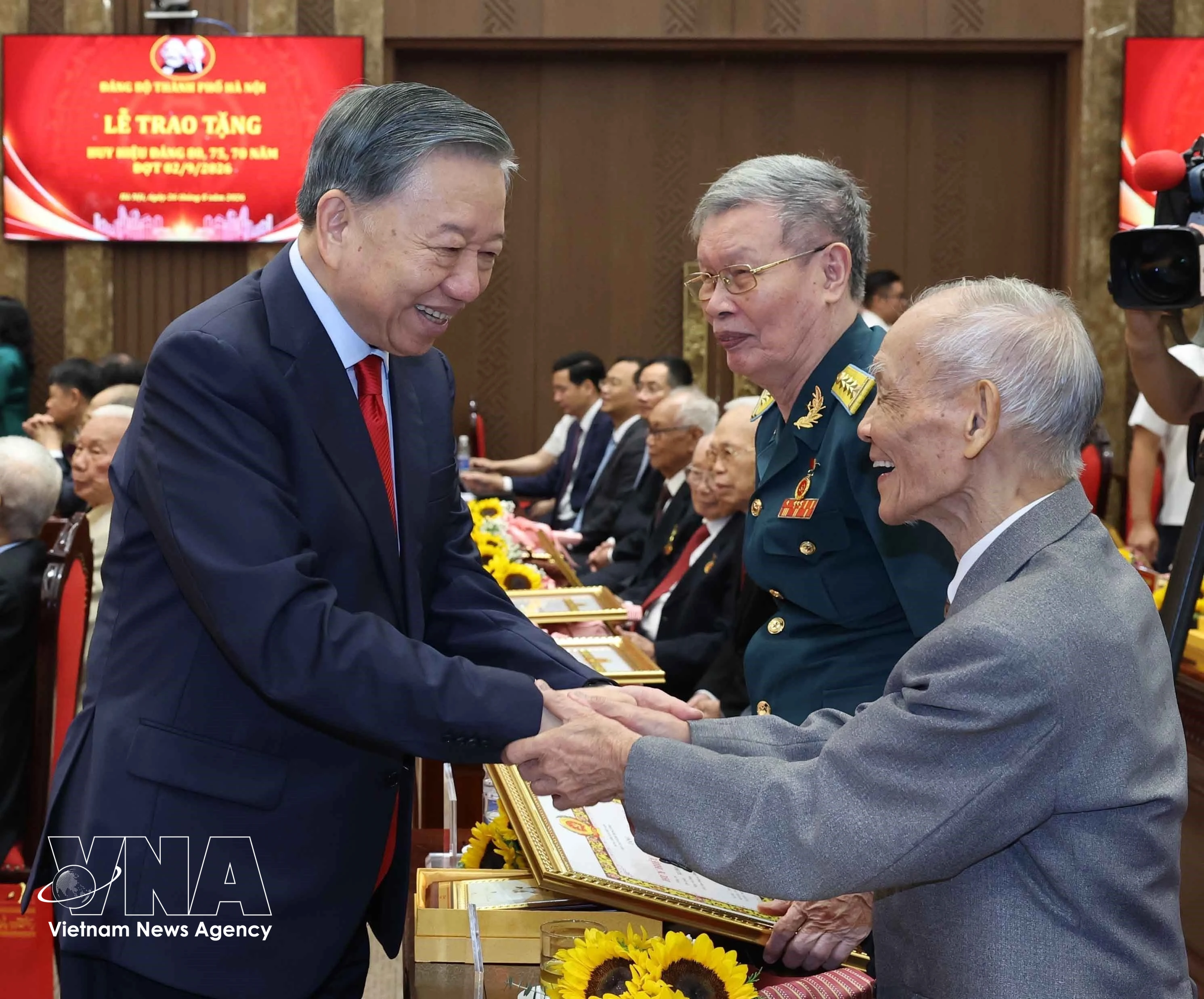 General Secretary of the Communist Party of Vietnam Central Committee and President To Lam and veteran Party members at the ceremony in Hanoi on August 26, 2026. (Photo: VNA)