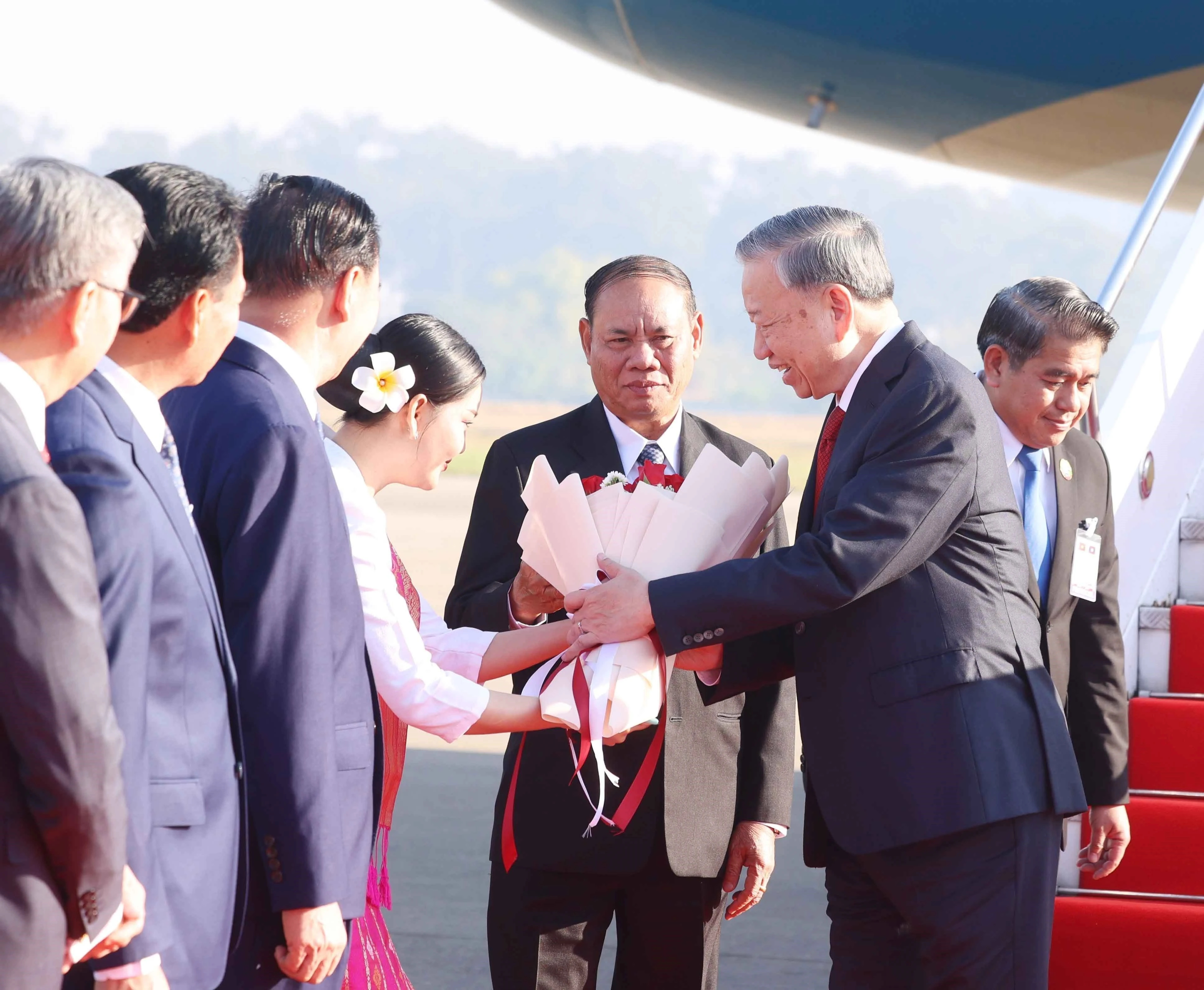 Party General Secretary To Lam is welcomed at the Wattay International Airport in Vientiane on February 5 morning. (Photo: VNA)