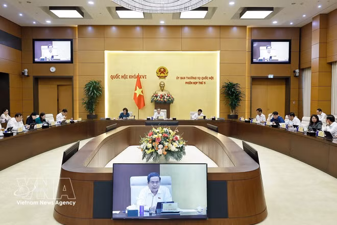 The National Assembly (NA) Standing Committee discusses the draft revised Law on International Agreements at its fifth session on August 28. (Photo: VNA)