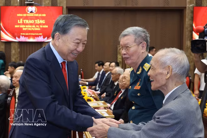 General Secretary of the Communist Party of Vietnam Central Committee and President To Lam and veteran Party members at the ceremony in Hanoi on August 26, 2026. (Photo: VNA)