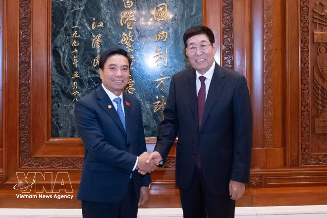 Nguyen Doan Anh (L), Vice President of the Vietnamese National Assembly (NA) and Chairman of the Vietnam-China Friendship Parliamentarians’ Group, meets with Bayanqolu, Chairman of the Ethnic Affairs Committee of the National People's Congress of China and President of the China-Vietnam Friendship Parliamentarians’ Group, in Beijing on October 13, 2026. (Photo: VNA)