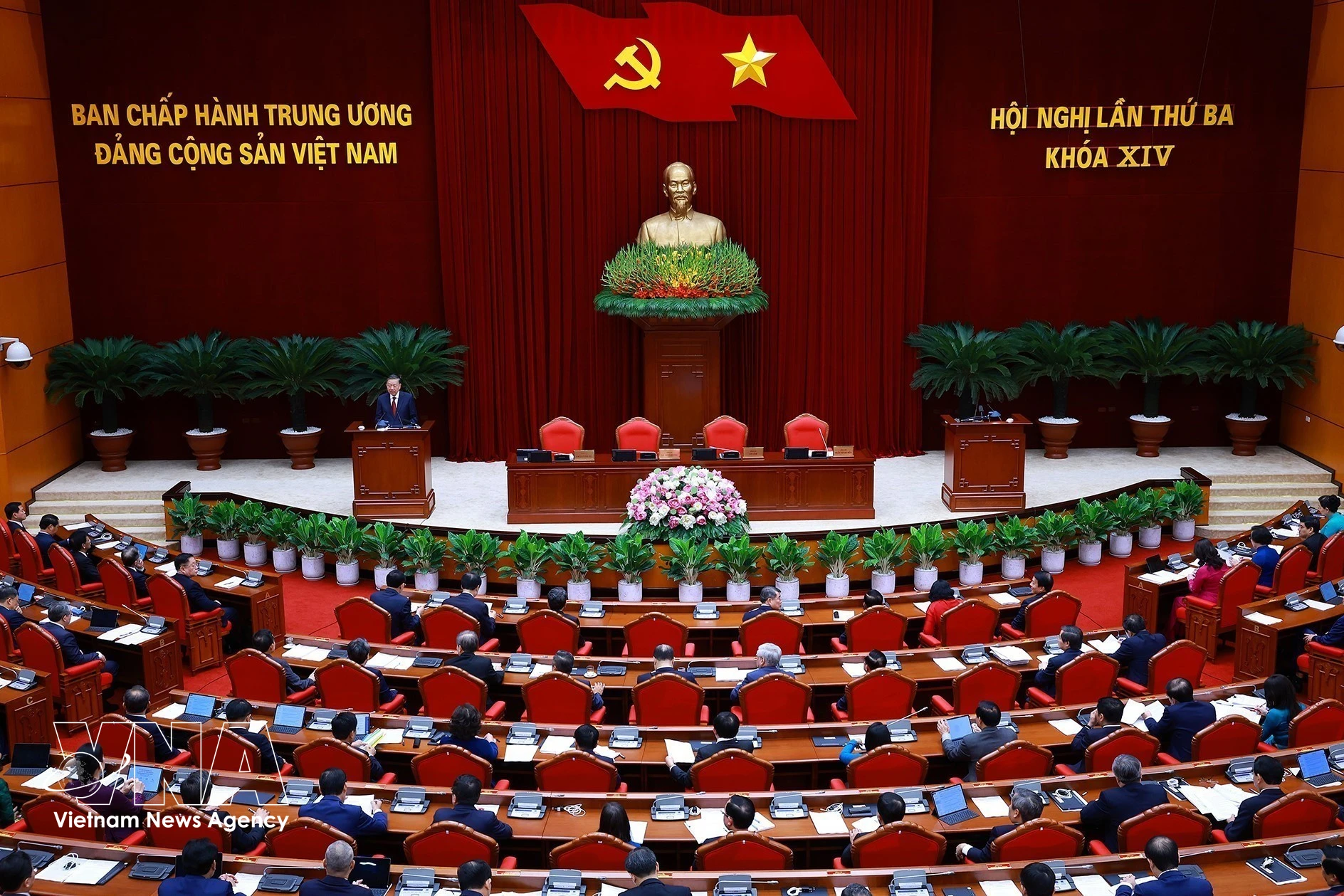 A view of the closing session of the third plenum of the 14th Party Central Committee in Hanoi on July 24 (Photo: VNA)