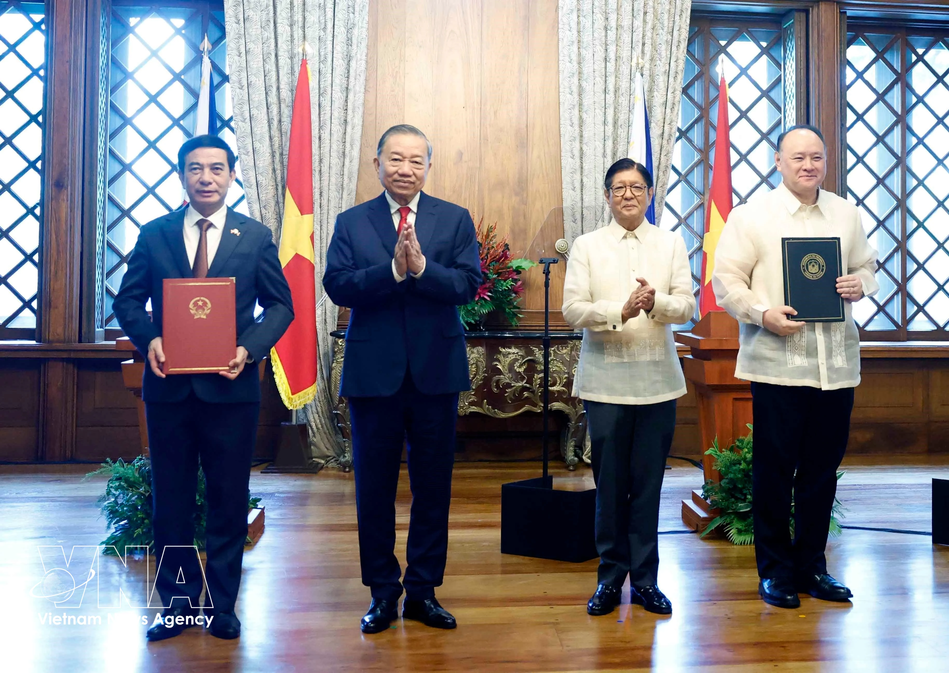 General Secretary of the Communist Party of Vietnam Central Committee and State President To Lam (second, left), and Philippine President Ferdinand Romualdez Marcos Jr. (second, right) witness the exchange of a Memorandum of Understanding (MoU) on defence cooperation between the Ministry of National Defence of Vietnam and the Ministry of Defence of the Philippines. (Photo: VNA)