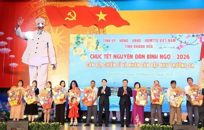 Leaders of Khanh Hoa province present Tet gifts to families of officers, soldiers, and civilians working in the Truong Sa special zone. (Photo: VNA)