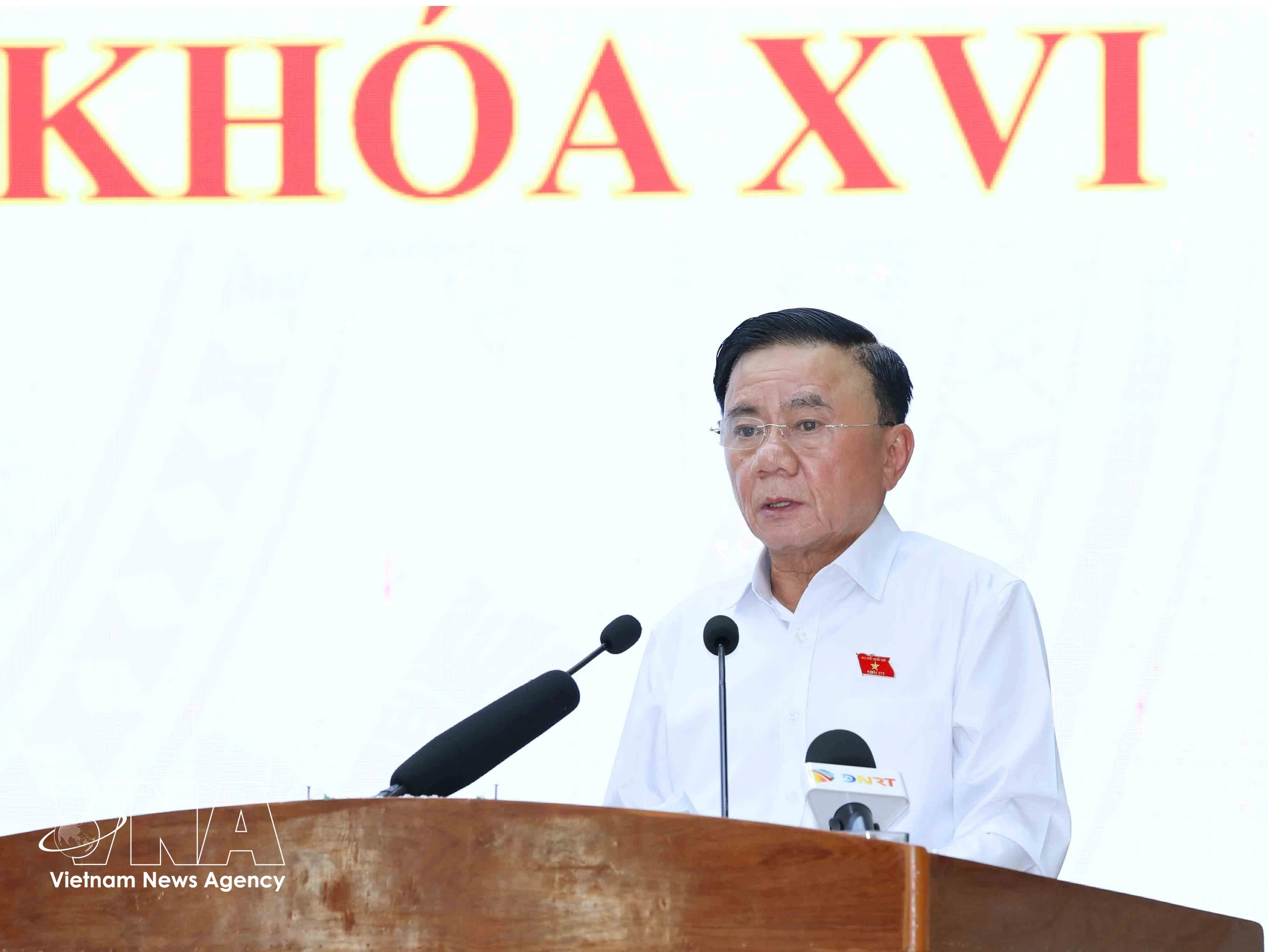 Politburo member and Permanent member of the Party Central Committee’s Secretariat Tran Cam Tu speaks at a meeting with voters in Da Nang city on May 5. (Photo: VNA)