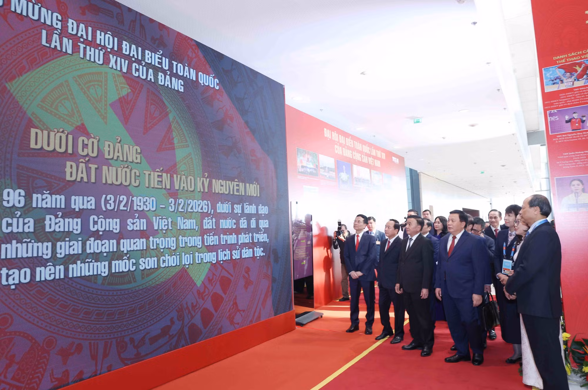 vna-potal-khai-truong-trung-tam-bao-chi-dai-hoi-xiv-cua-dang-8529440.jpg