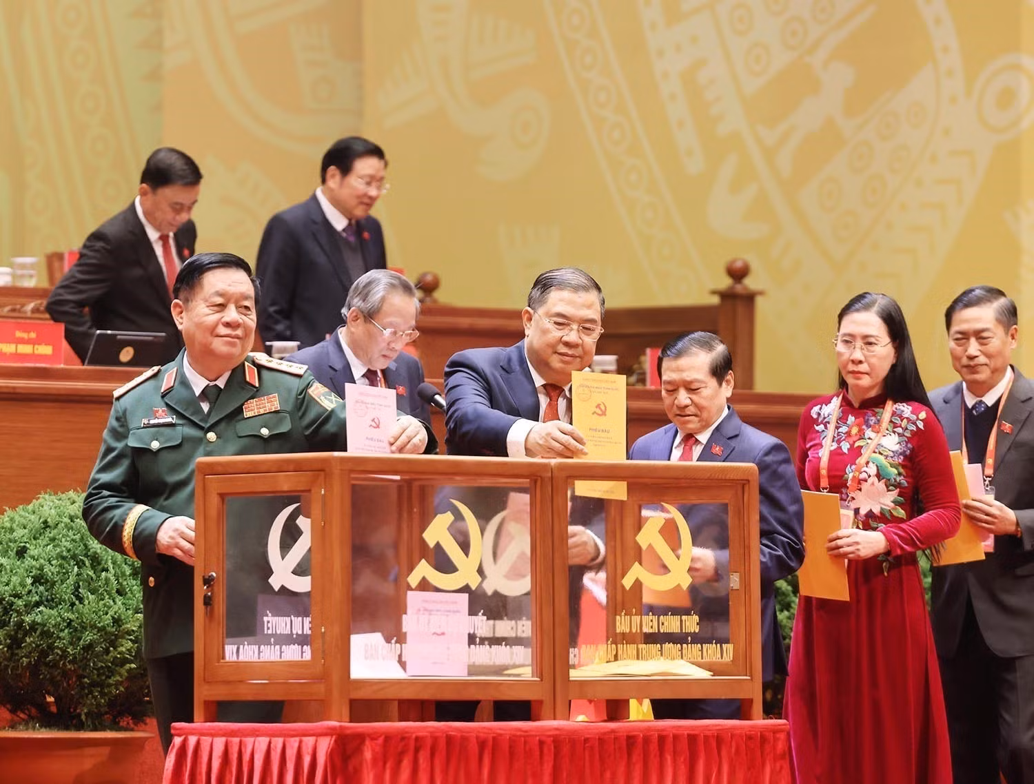 vna-potal-dai-hoi-xiv-cua-dang-bau-ban-chap-hanh-trung-uong-khoa-xiv-8546183.jpg