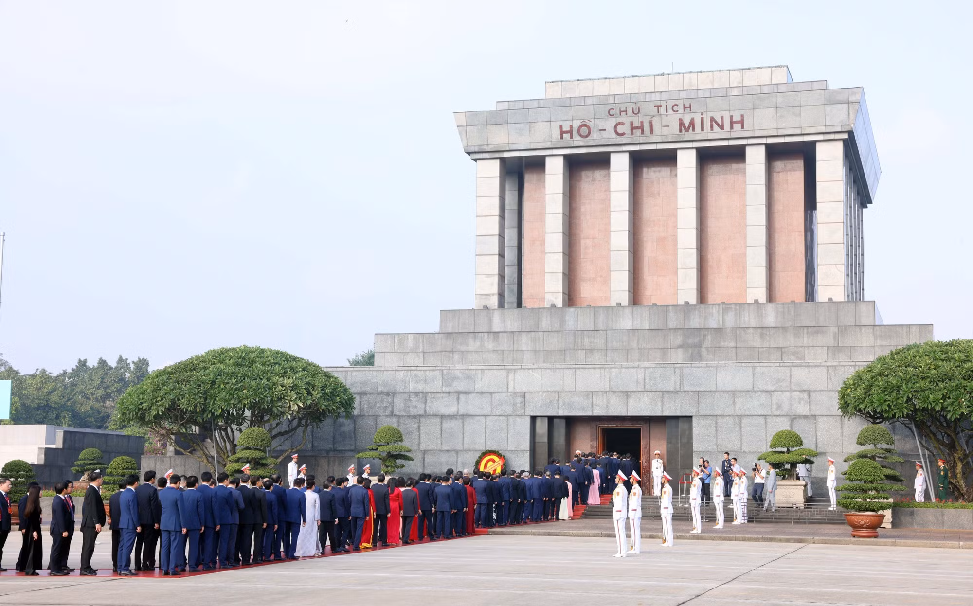 vna-potal-doan-dai-bieu-du-dai-hoi-dang-bo-chinh-phu-vao-lang-vieng-chu-tich-ho-chi-minh-8333478.jpg
