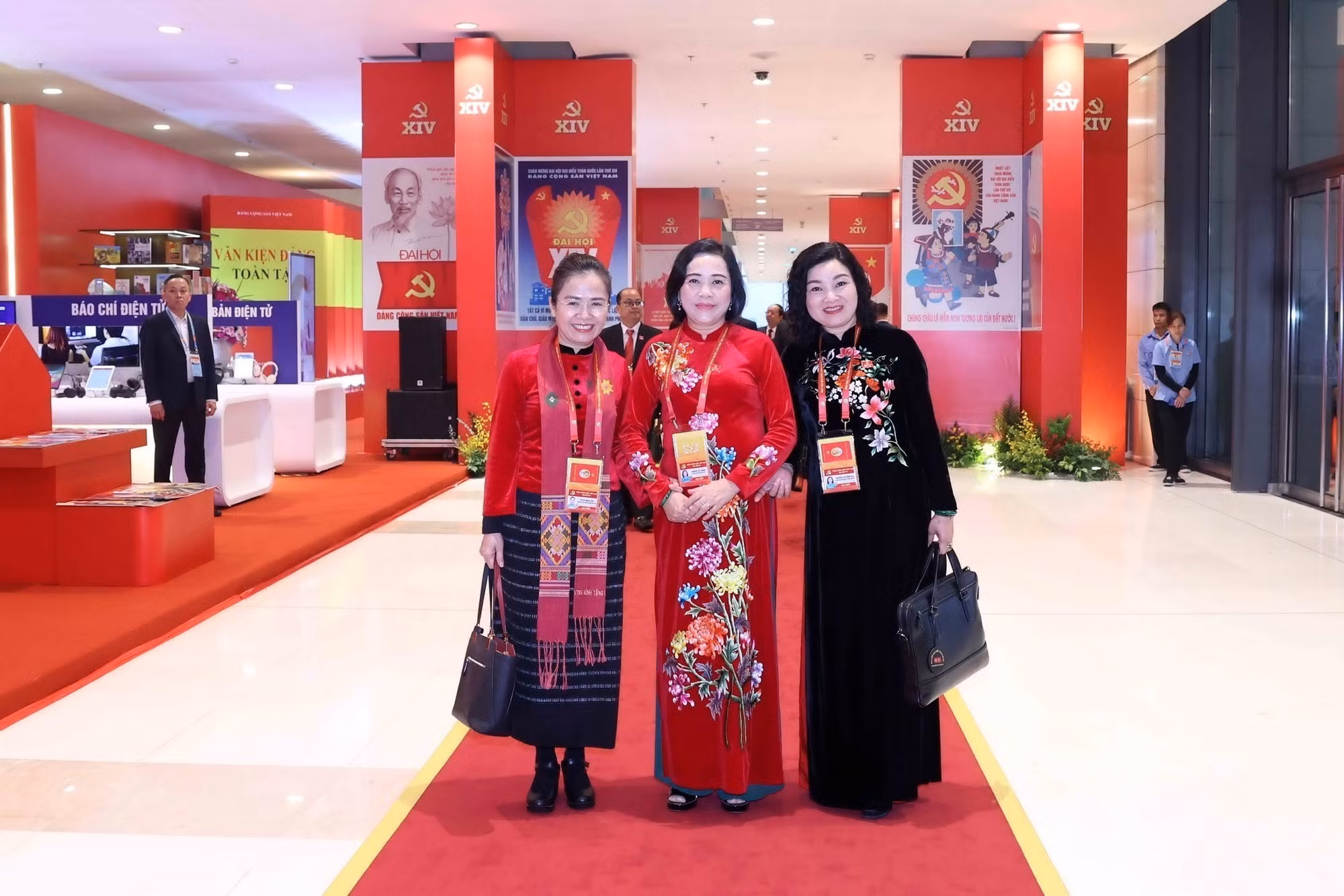 vna-potal-cac-dai-bieu-du-phien-hop-tru-bi-dai-hoi-dang-toan-quoc-lan-thu-xiv-8537702.jpg