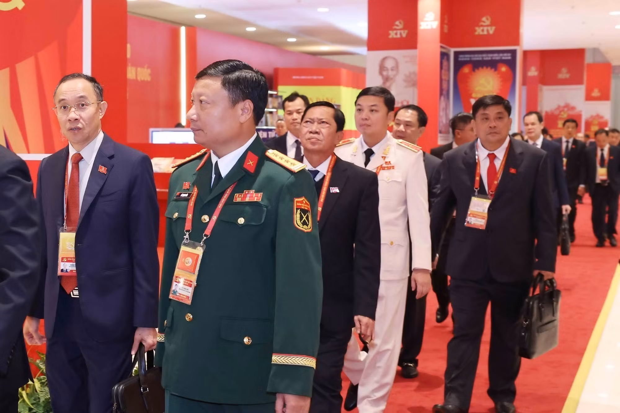 vna-potal-cac-dai-bieu-du-phien-hop-tru-bi-dai-hoi-dang-toan-quoc-lan-thu-xiv-8537718.jpg