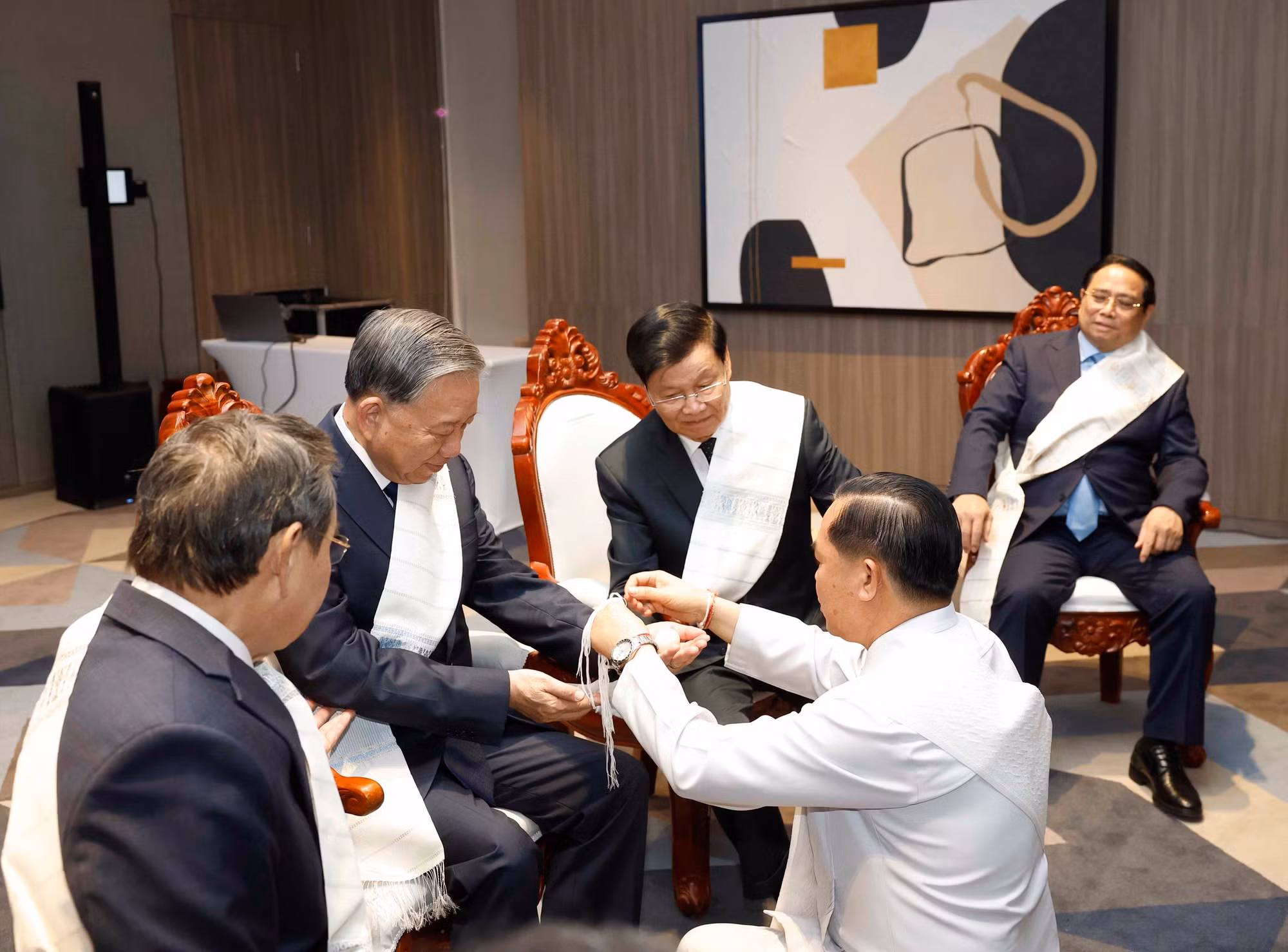 vna-potal-tong-bi-thu-to-lam-du-le-buoc-chi-co-tay-truyen-thong-cua-lao-8575750.jpg