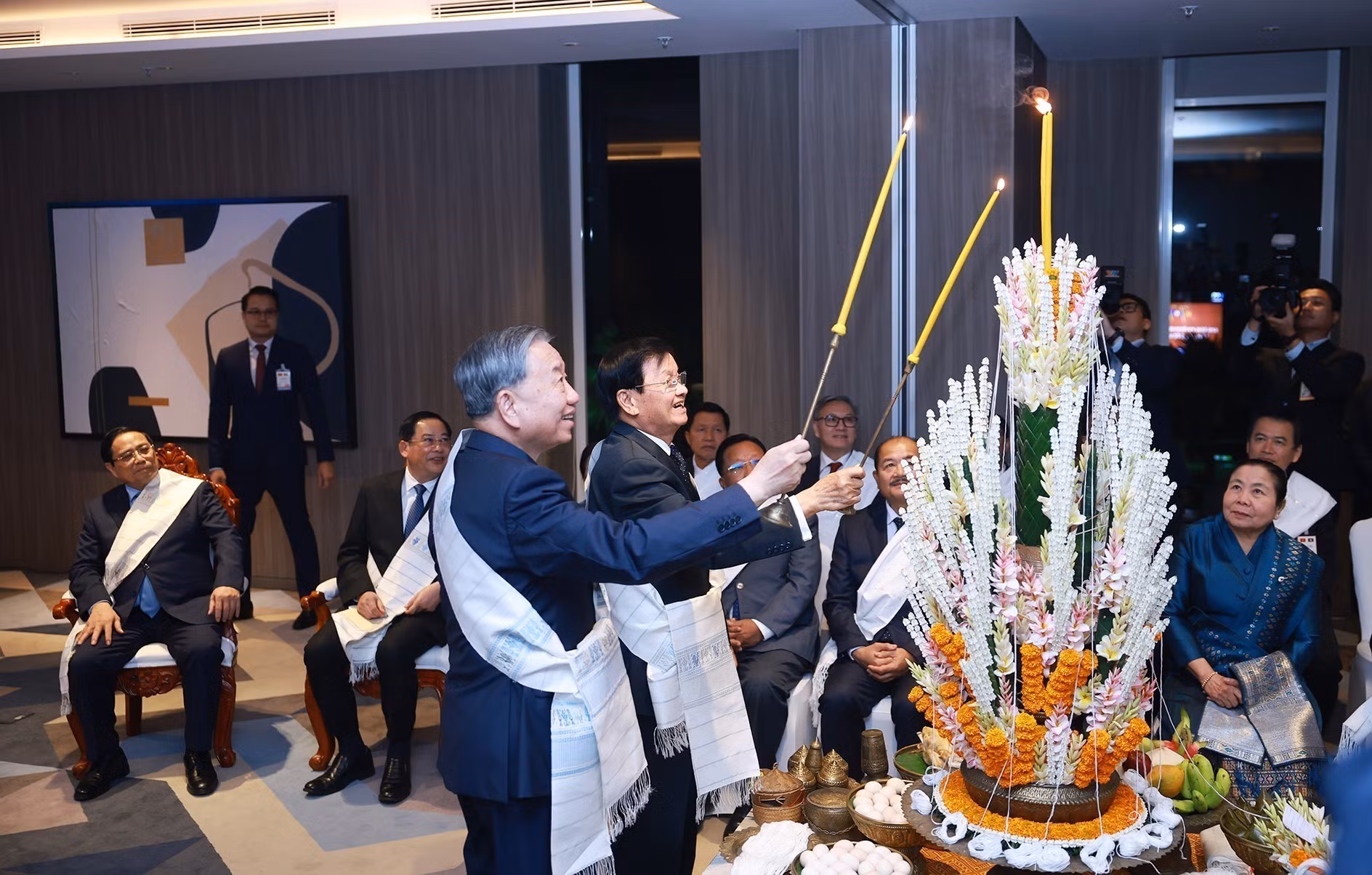 vna-potal-tong-bi-thu-to-lam-du-le-buoc-chi-co-tay-truyen-thong-cua-lao-8575555.jpg