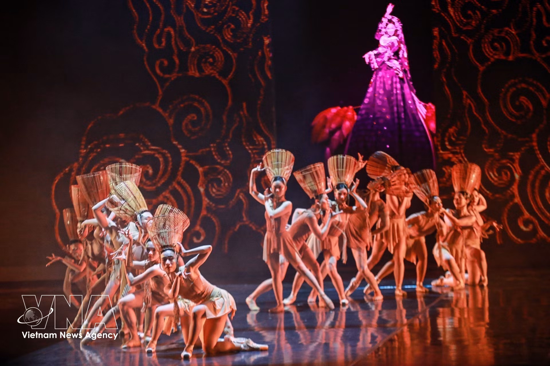 vnanet-06-ballet-do-khi-nghe-thuat-phuong-tay-giao-thoa-cung-bieu-tuong-van-hoa-viet-8670357.jpg
