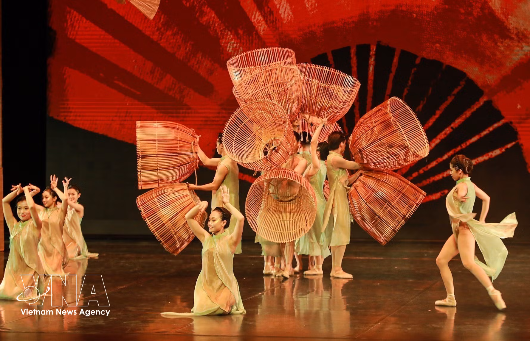 vnanet-02-ballet-do-khi-nghe-thuat-phuong-tay-giao-thoa-cung-bieu-tuong-van-hoa-viet-8670347.jpg