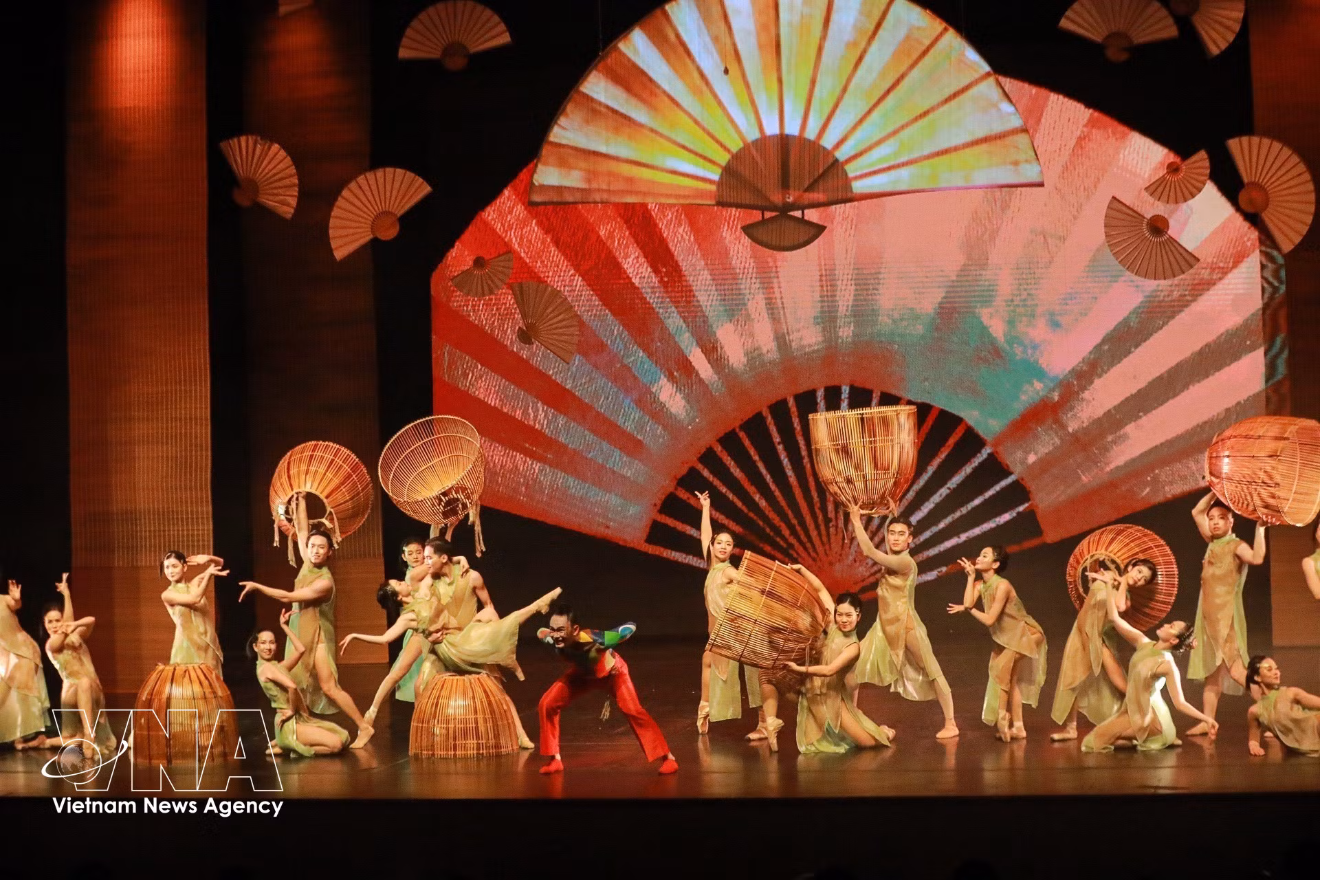 vnanet-03-ballet-do-khi-nghe-thuat-phuong-tay-giao-thoa-cung-bieu-tuong-van-hoa-viet-8670348.jpg