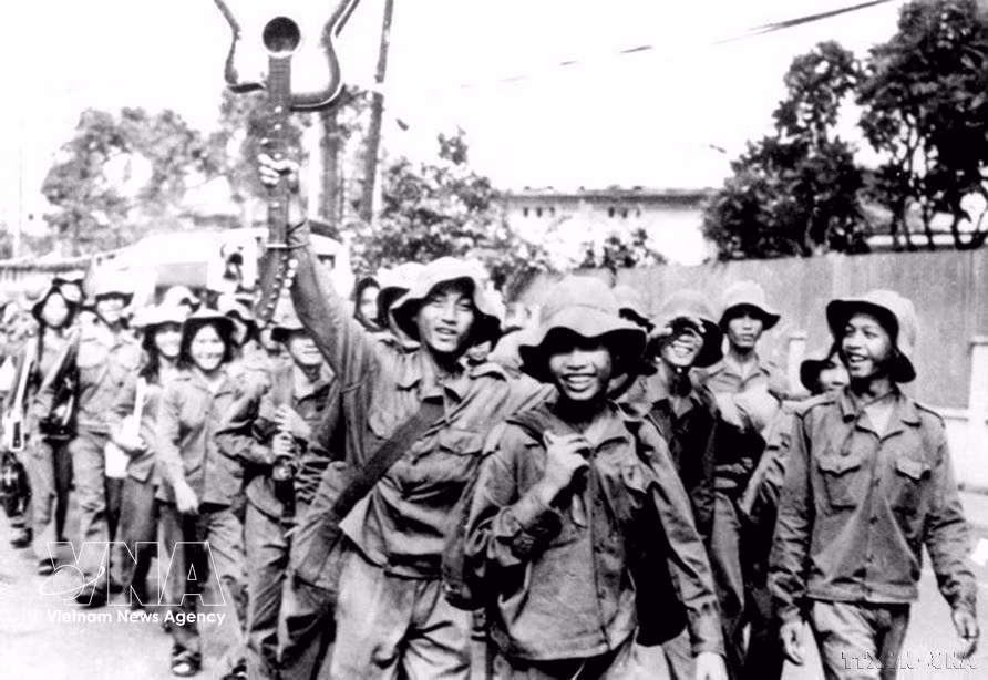 vnanet-06-95-nam-doan-tncs-ho-chi-minh-tuoi-tre-viet-nam-vung-buoc-duoi-co-dang-8661882.jpg