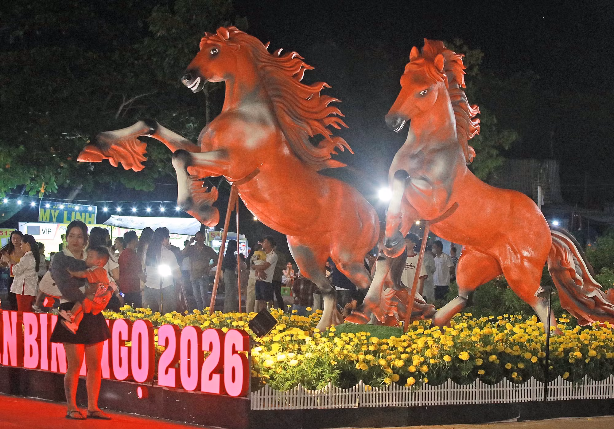 ca-mau-ron-rang-don-thoi-khac-giao-thua-thieng-lieng-8595855.jpg