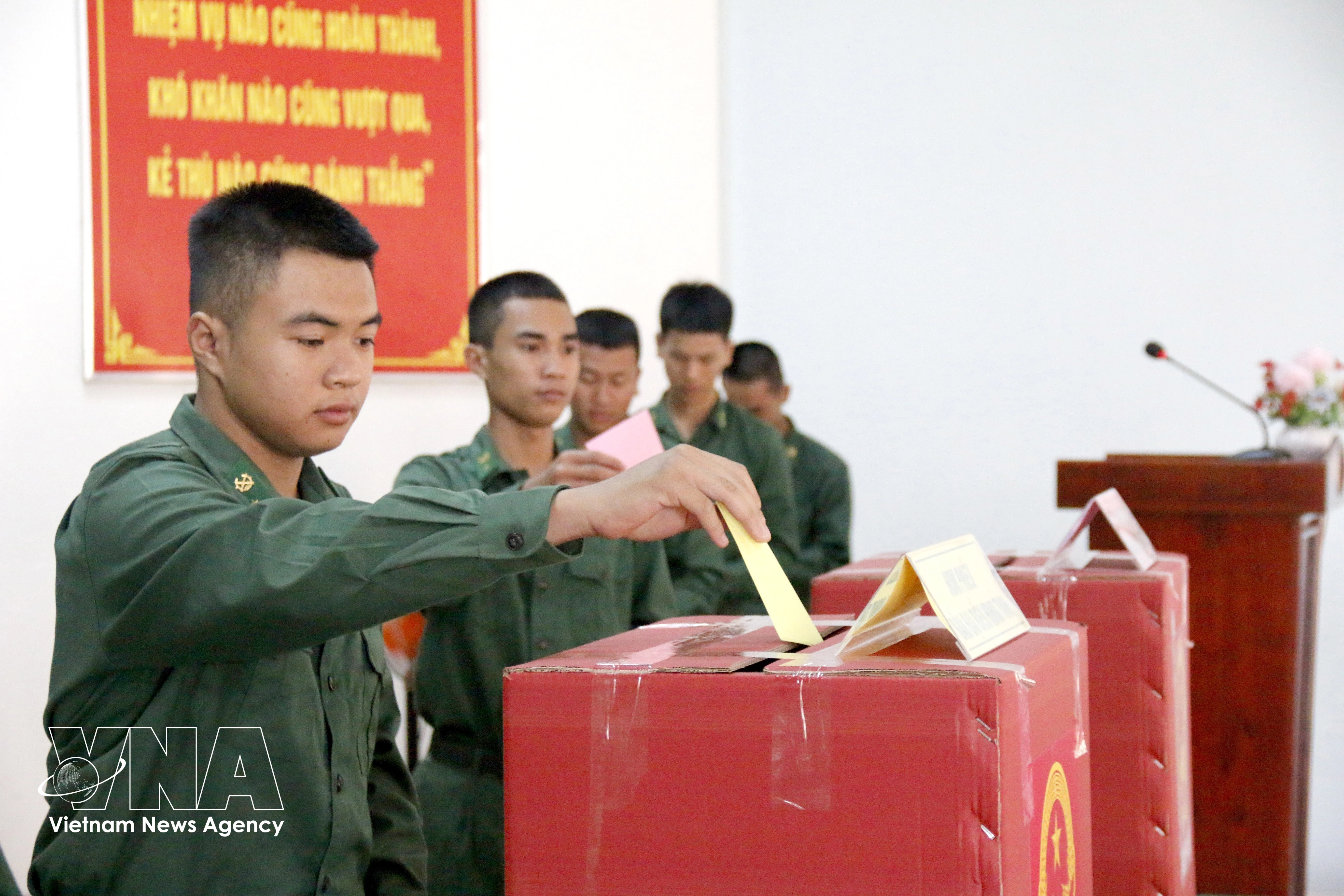 Newly enlisted soldiers at the 2nd Training and Mobile Battalion in Lam Dong province eagerly participate in the early voting session. (Photo: VNA)