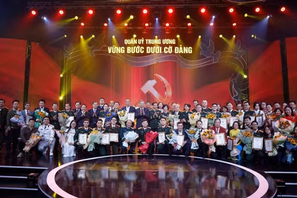 Party General Secretary To Lam and Minister of National Defence General Phan Van Giang pose for a photo with the award-winning authors and author groups. (Photo: VNA)