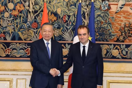 Top Vietnamese leader meets with French Prime Minister 