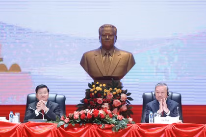 General Secretary of the Communist Party of Vietnam (CPV) Central Committee To Lam and General Secretary of the Lao People’s Revolutionary Party (LPRP) Central Committee and President of Laos Thongloun Sisoulith co-chair a conference in Vientiane on February 5 on outcomes of the CPV’s 14th National Congress, on the occasion of the former’s state visit to Laos. (Photo: VNA)