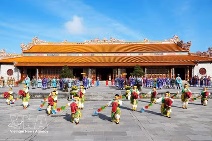 A reenactment of the Nguyen Dynasty’s Lunar New Year Grand Royal Audience ceremony at Thai Hoa Palace in the Hue Imperial Citadel. (Photo: VNA) 
