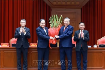 The 14th Party Central Committee unanimously elects To Lam, General Secretary of the 13th Party Central Committee, to continue serving as the Party chief for the 14th tenure. Photo: VNA)