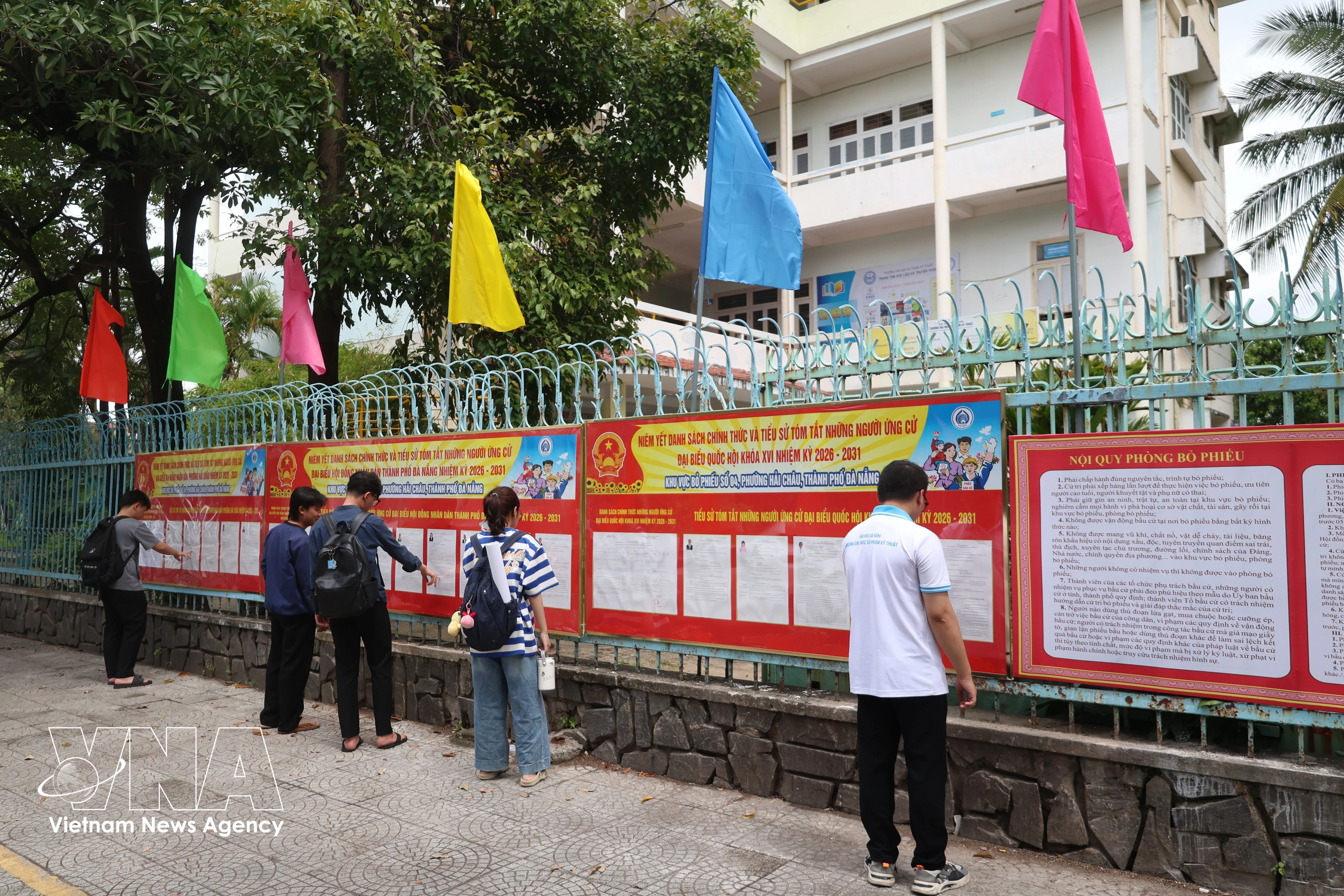 Students at the University of Technology and Education – University of Da Nang look at the list of candidates posted on campus ahead of the Election Day. (Photo: VNA)