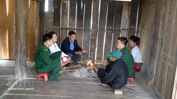 Border guard officers, together with village elders and hamlet leaders, visit Chut people's households in Rao Tre hamlet, Ha Tinh province, to conduct outreach on the upcoming election. (Photo: VNA) 