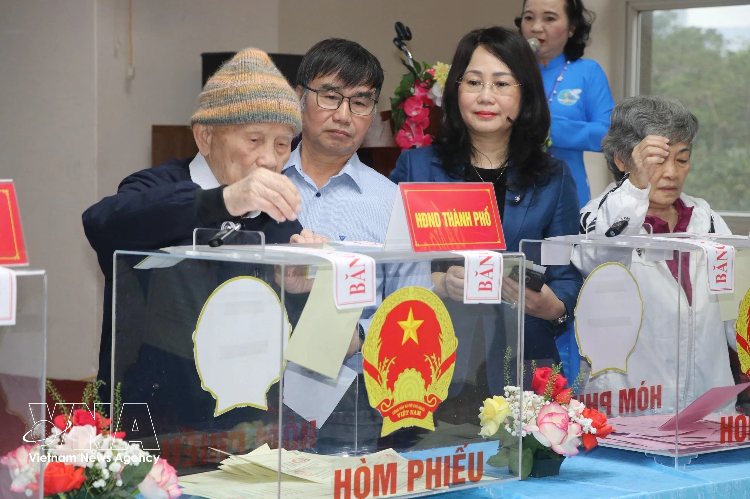 Nguyen Trong Khien, aged 100, casts his ballot at Polling Station No. 16, Residential Area No. 40, Yen Hoa ward, Hanoi, on March 15, 2026. (Photo: VNA)