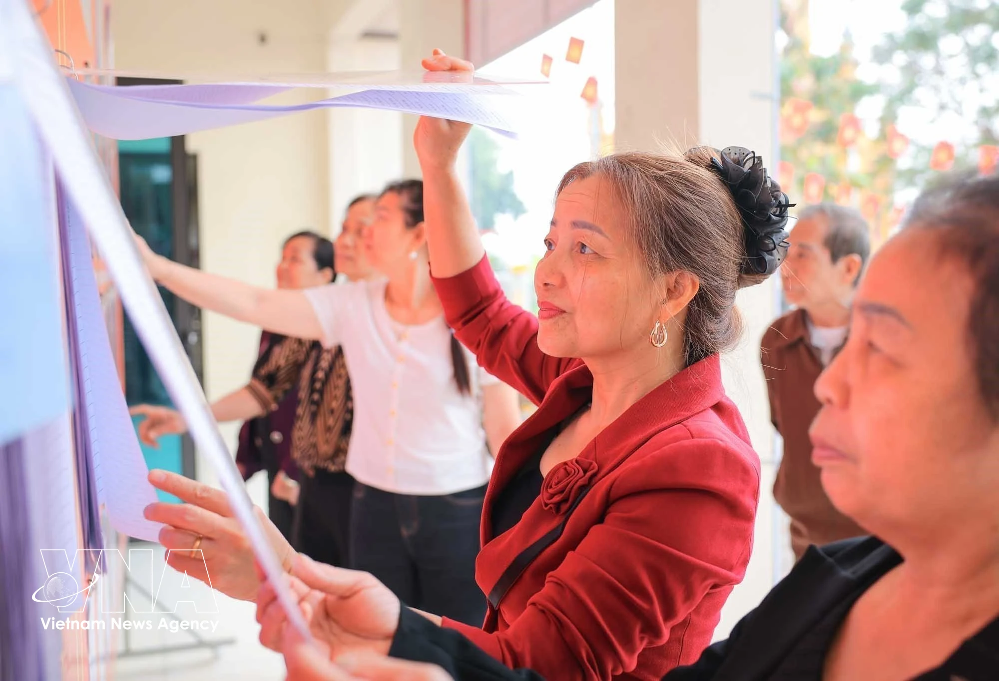 People read information about candidates at polling station No. 6 in Hanoi. (Photo: VNA)