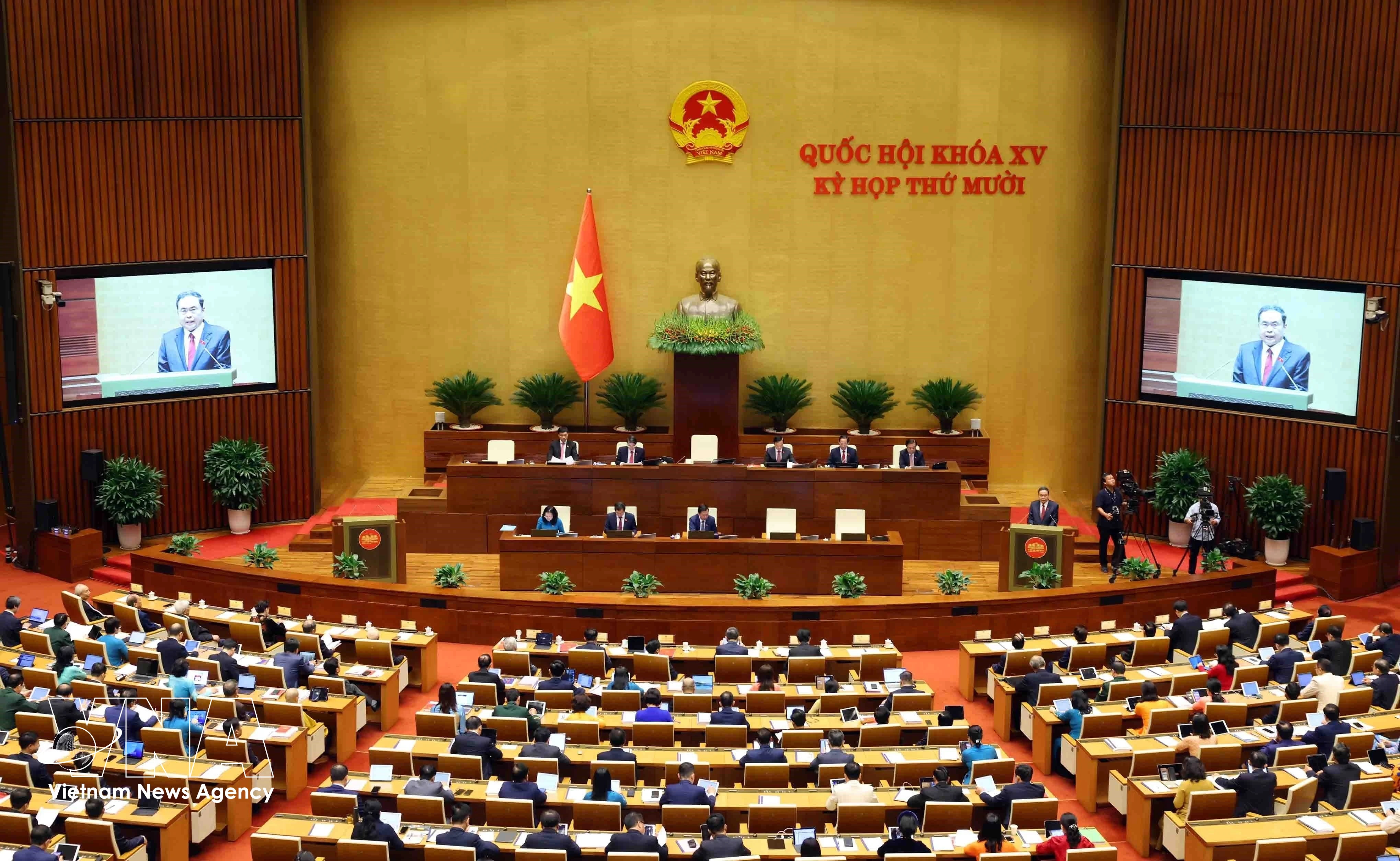 An overview of the opening of the 10th session of the 15th National Assembly. (Photo: VNA)