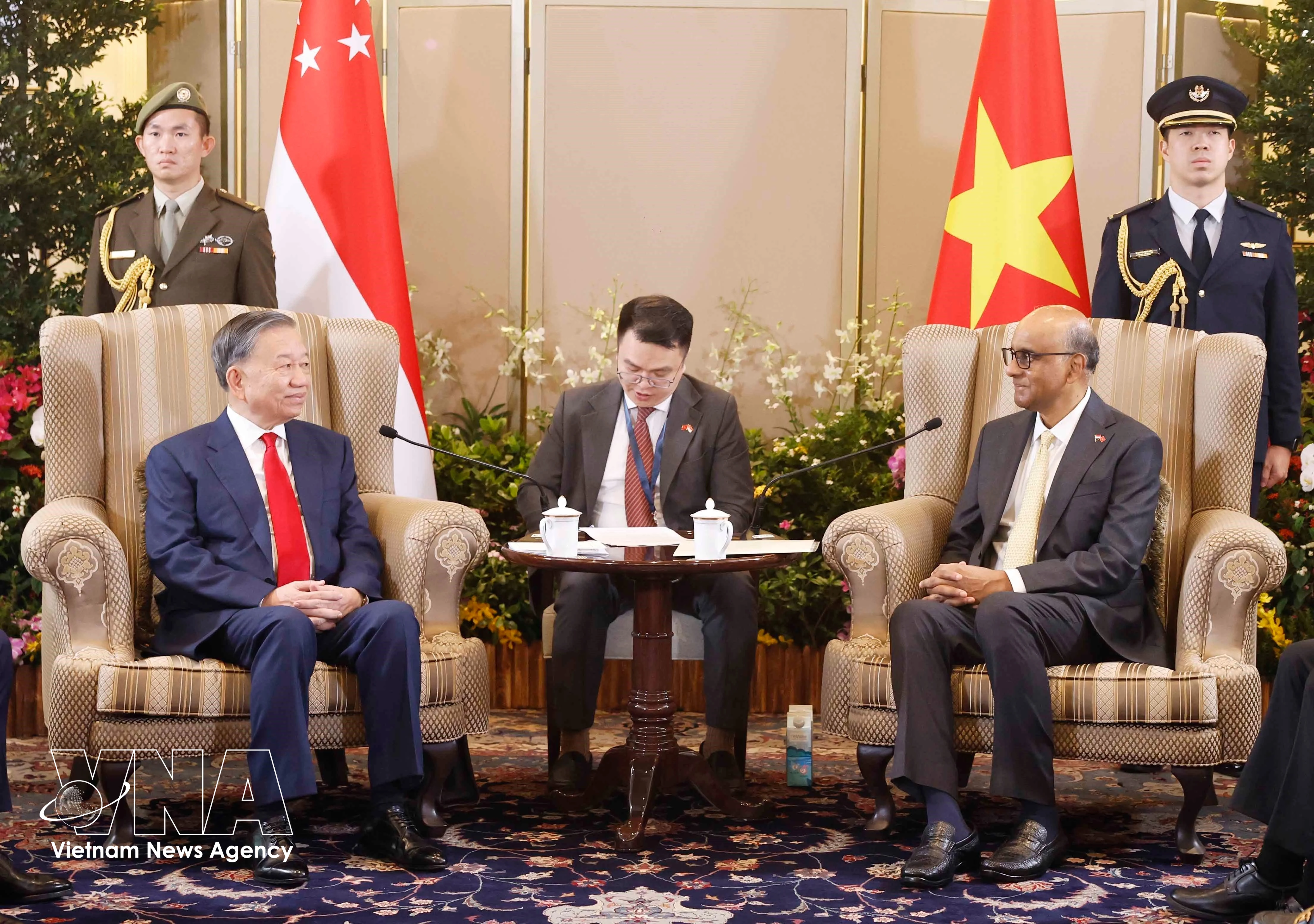 Party General Secretary and State President To Lam (L) and Singaporean President Tharman Shanmugaratnam at their talks on May 29. (Photo: VNA)