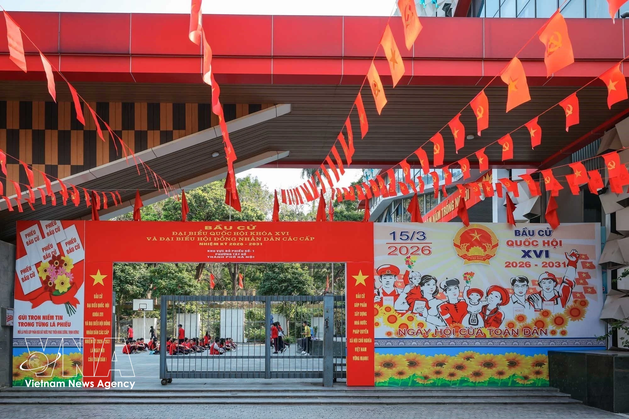 At Chu Van An Secondary School, also Polling Station No. 1, in Tay Ho ward, Hanoi. (Photo: VNA)