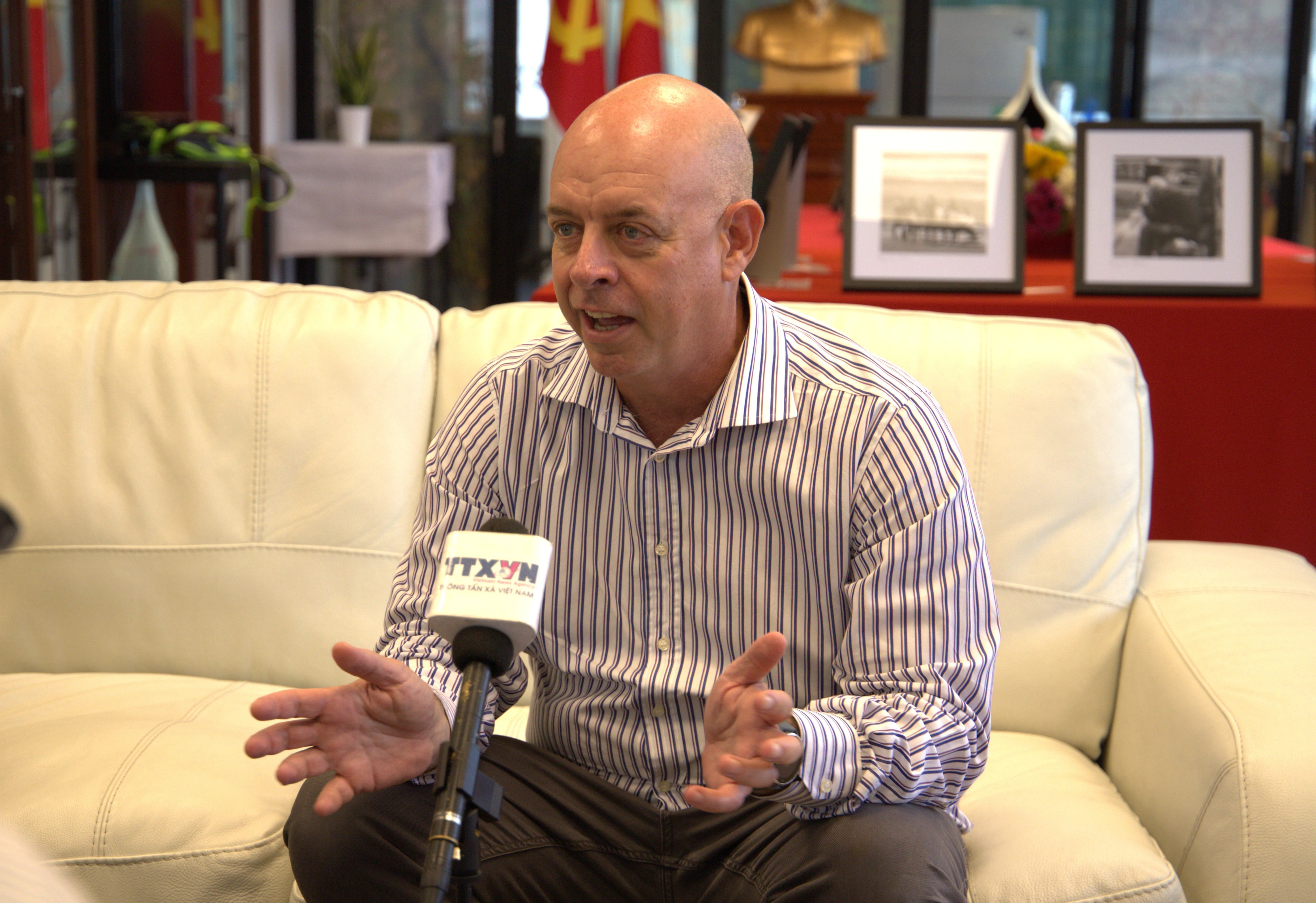 Chairman of the Israel-Vietnam Friendship Association and former Deputy Ambassador of Israel to Vietnam Eyal Buvilski speaks to Vietnam News Agency's correspondent in Tel Aviv. (Photo: VNA)