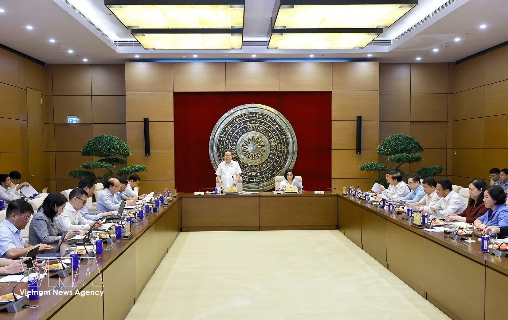 At the working session between NA Chairman Tran Thanh Man and standing members of the NA's Committee for Cultural and Social Affairs. (Photo: VNA)
