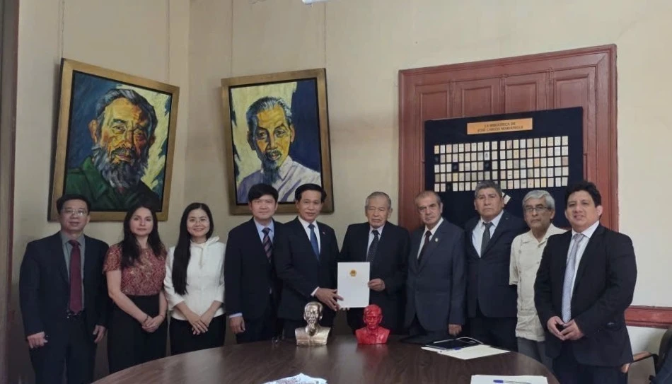 The Communist Party of Vietnam delegation poses for a group photo with leaders of the Communist Party of Peru – Red Fatherland (Patria Roja). (Photo: Communist Party of Vietnam delegation)
