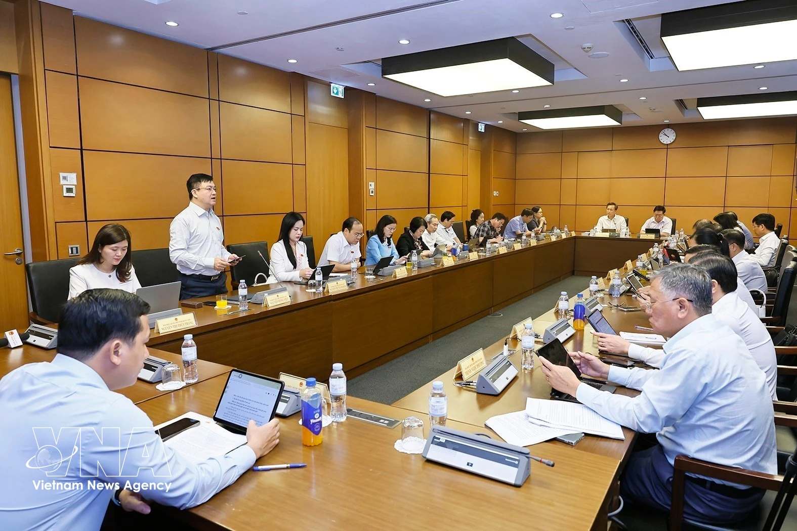 National Assembly deputies from Hung Yen and Tay Ninh provinces hold discussions in their respective groups. (Photo: VNA)