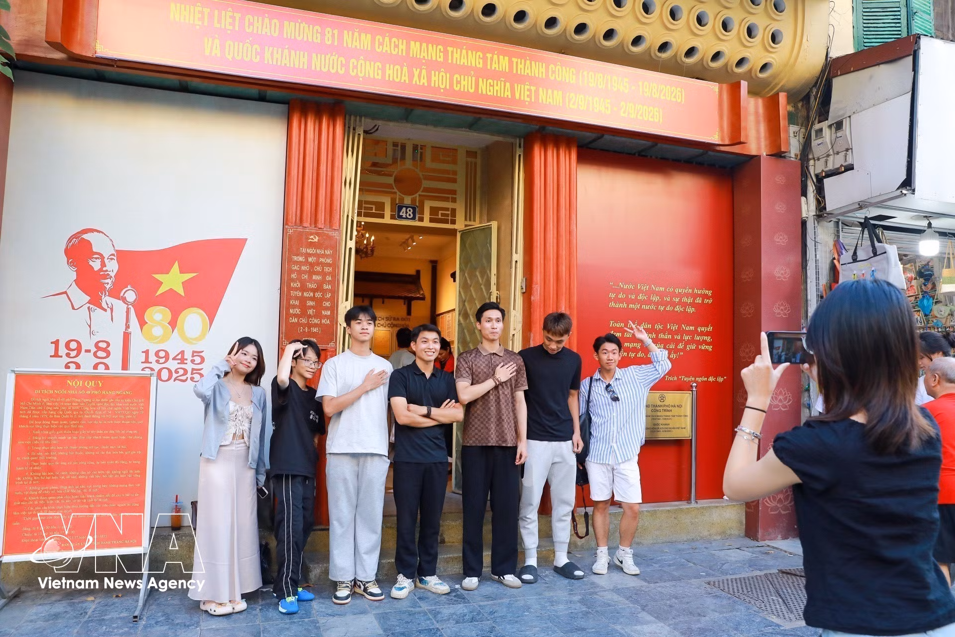 vnanet-04-dong-dao-du-khach-tim-ve-dia-chi-do-48-hang-ngang-trong-ngay-quoc-khanh.jpg