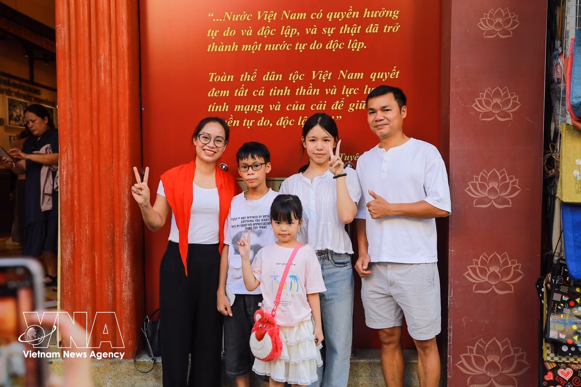 vnanet-01-dong-dao-du-khach-tim-ve-dia-chi-do-48-hang-ngang-trong-ngay-quoc-khanh.jpg