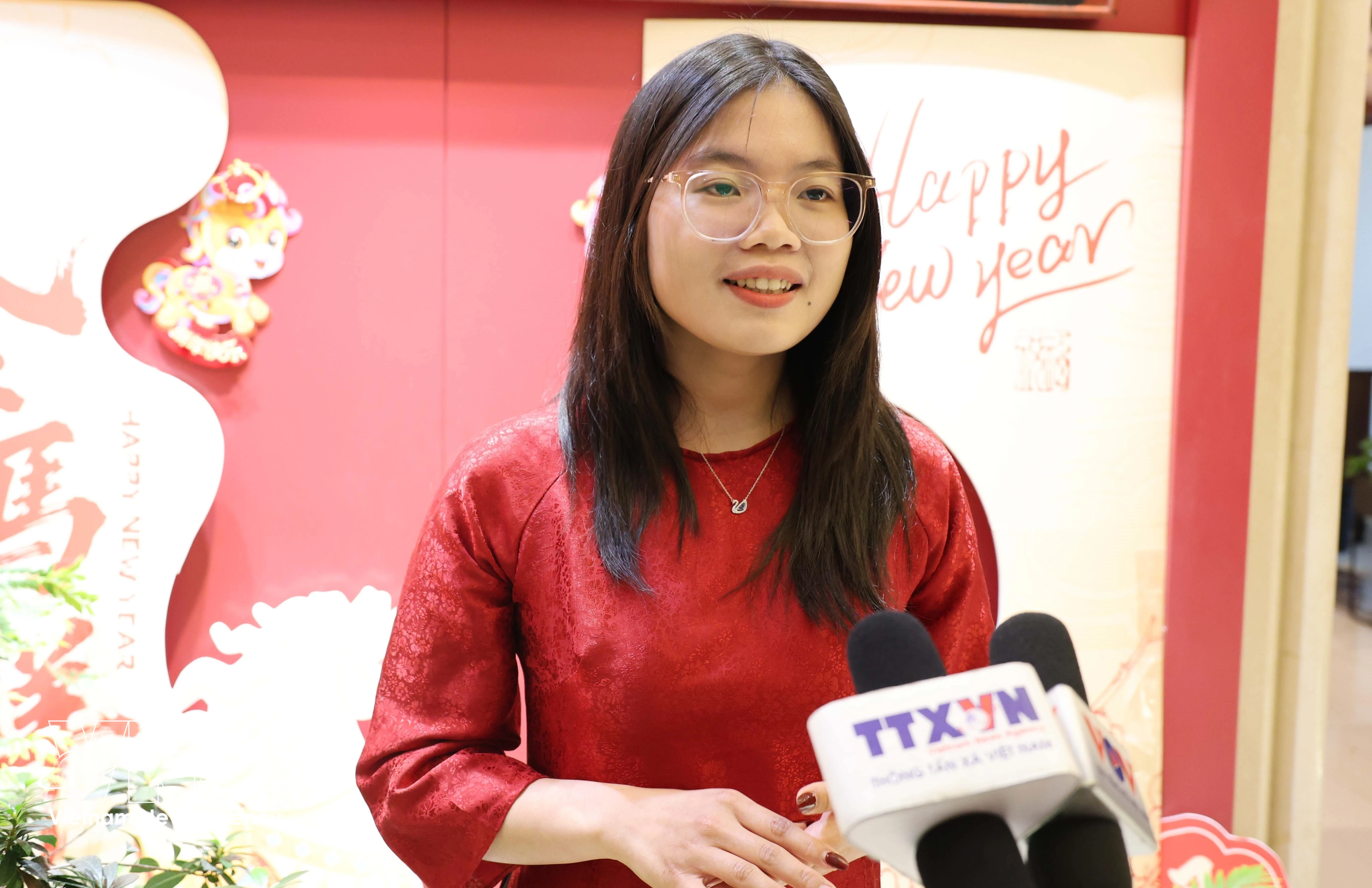 Nguyen Thi Thuy Linh, a third-year student majoring in Chinese language at Beijing Language and Culture University, speaks in an interview with a Vietnam News Agency correspondent in Beijing. (Photo: VNA)