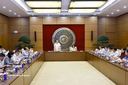 At the working session between NA Chairman Tran Thanh Man and standing members of the NA's Committee for Cultural and Social Affairs. (Photo: VNA)