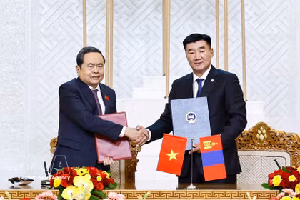 President of the Vietnamese National Assembly Tran Thanh Man (L) and Chairman of the State Great Hural of Mongolia Sandag Byambatsogt at the MoU signing ceremony in Ulaanbaatar on September 10 (Photo: VNA)