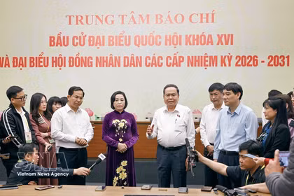 Chairman of the National Assembly and Chairman of the National Election Council Tran Thanh Man visits journalists working at the press centre serving the general election on March 15. (Photo: VNA)