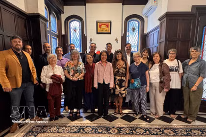 Vietnamese Ambassador to Argentina Ngo Minh Nguyet (centre, in pink), together with representatives of the Argentina–Vietnam Cultural Institute, the Communist Party of Argentina, and local press and media agencies at the embassy's early-spring gathering in Buenos Aires on March 19, 2026. (Photo: VNA)