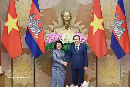 National Assembly Chairman Tran Thanh Man (R) welcomes President of the National Assembly of Cambodia Samdech Khuon Sudary in Hanoi on July 28. (Photo: VNA)