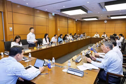 National Assembly deputies from Hung Yen and Tay Ninh provinces hold discussions in their respective groups. (Photo: VNA)