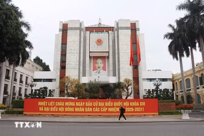 A banner welcoming the country's important political event installed at the headquarters of the Hanoi People's Council and People's Committee. (Photo: VNA)